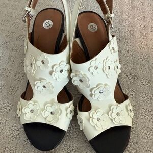 Dressbarn Calista White Woman's Sandals Sz 6 Med.